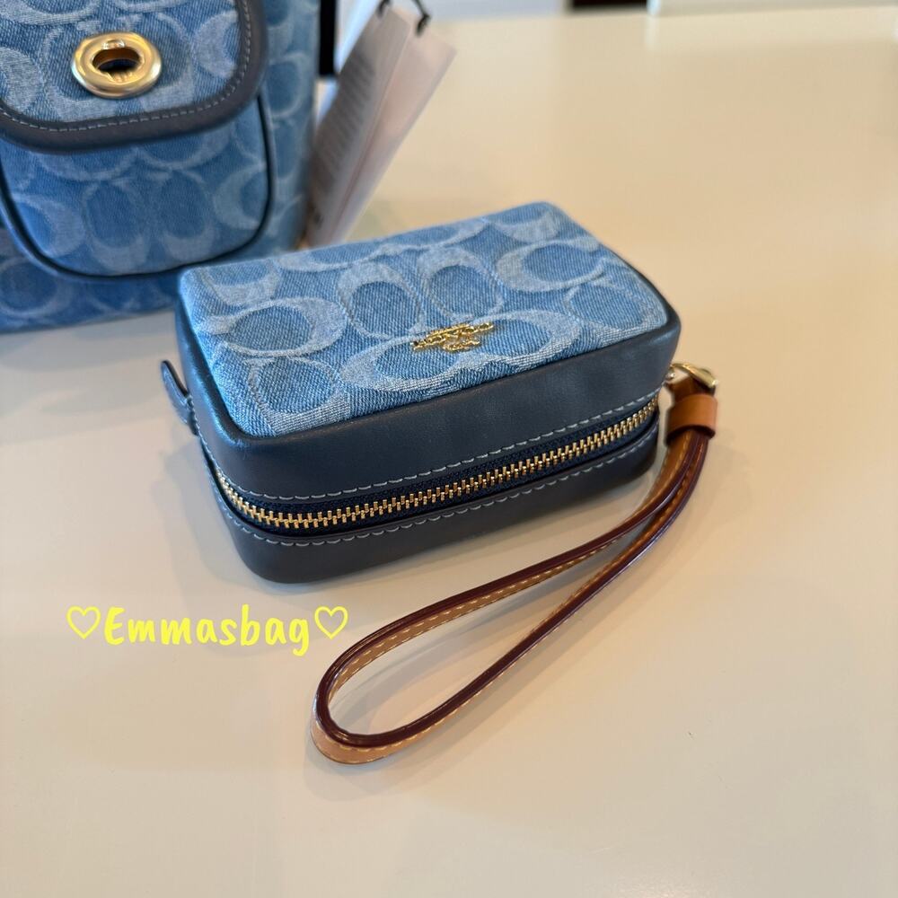 Last 1 ‼️Coach Pouch Wristlet In Signature Denim CDF02, denim/Gold/Indigo - Picture 4 of 4